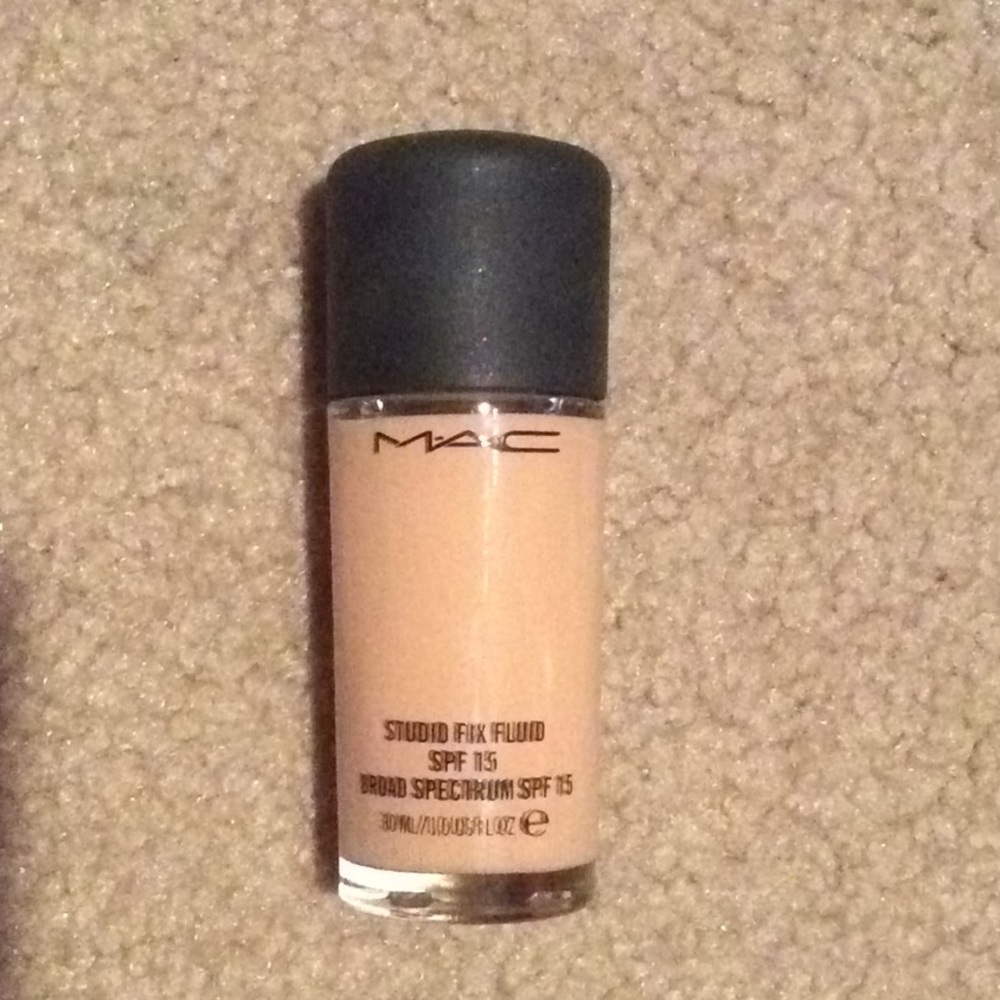 MAC Studio Fix Fluid NW22